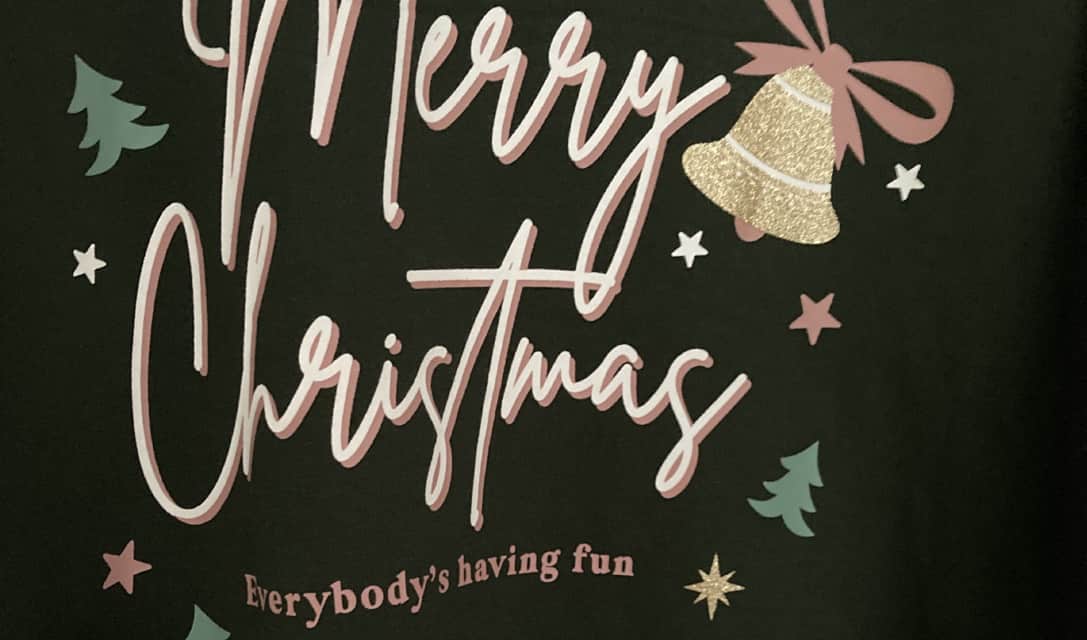 T-Shirt with the lyrics "Merry Christmas Everybody's having fun"